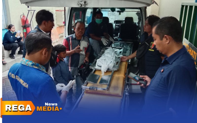 Caption: Satreskrim Polres Sampang menyerahkan kerangka manusia yang sudah teridentifikasi ke pihak keluarga di RSUD dr.Mohammad Zyn, (dok. Harry Rega Media). 