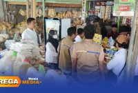 Caption: Petugas Perum Bulog Cabang Madura dan Dinas Perdagangan Sumenep, sosialisasi dan pengawasan langsung ke pasar, (dok. Kurdi Rega Media). 