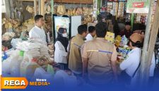 Caption: Perum Bulog Cabang Madura dan Dinas Perdagangan Sumenep, sosialisasi dan pengawasan langsung ke pasar, (dok. Kurdi Rega Media). 