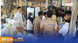 Caption: Petugas Perum Bulog Cabang Madura dan Dinas Perdagangan Sumenep, sosialisasi dan pengawasan langsung ke pasar, (dok. Kurdi Rega Media). 
