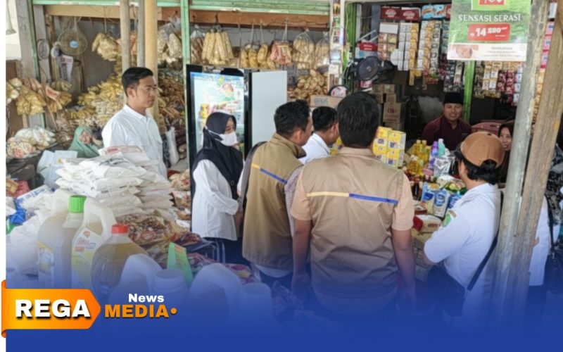 Caption: Petugas Perum Bulog Cabang Madura dan Dinas Perdagangan Sumenep, sosialisasi dan pengawasan langsung ke pasar, (dok. Kurdi Rega Media). 