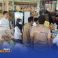 Caption: Petugas Perum Bulog Cabang Madura dan Dinas Perdagangan Sumenep, sosialisasi dan pengawasan langsung ke pasar, (dok. Kurdi Rega Media). 