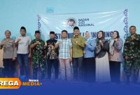 Caption: Kapolsek dan Danramil Robatal pose bersama Kepala SPPG Torjunan serta krew, (dok. Harry Rega Media). 