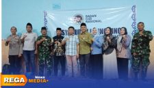 Caption: Kapolsek dan Danramil Robatal pose bersama Kepala SPPG Torjunan serta krew, (dok. Harry Rega Media). 