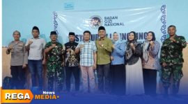 Caption: Kapolsek dan Danramil Robatal pose bersama Kepala SPPG Torjunan serta krew, (dok. Harry Rega Media). 