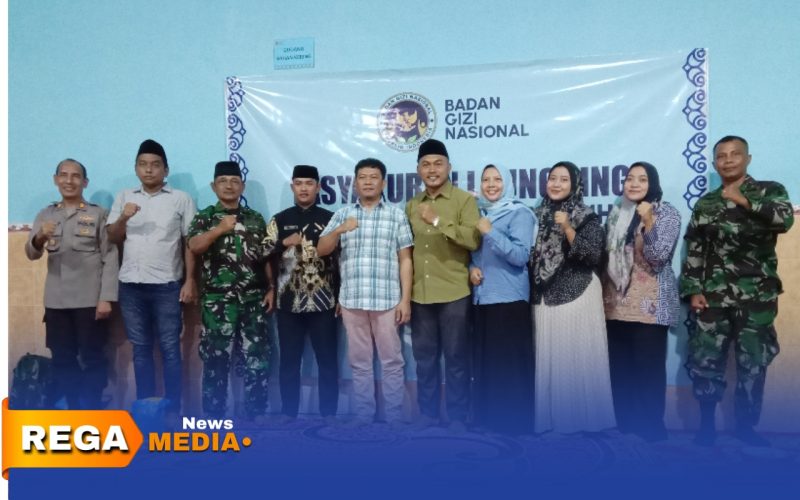 Caption: Kapolsek dan Danramil Robatal pose bersama Kepala SPPG Torjunan serta krew, (dok. Harry Rega Media). 