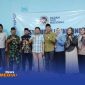 Caption: Kapolsek dan Danramil Robatal pose bersama Kepala SPPG Torjunan serta krew, (dok. Harry Rega Media). 