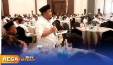 Caption: Kades Waru Barat Abdussalam Ramli, sampaikan keluhan kepada Bupati Pamekasan terkait PDAM dinilai tak beretika dalam pengerjaan proyeknya, (dok. Kurdi Rega Media). 