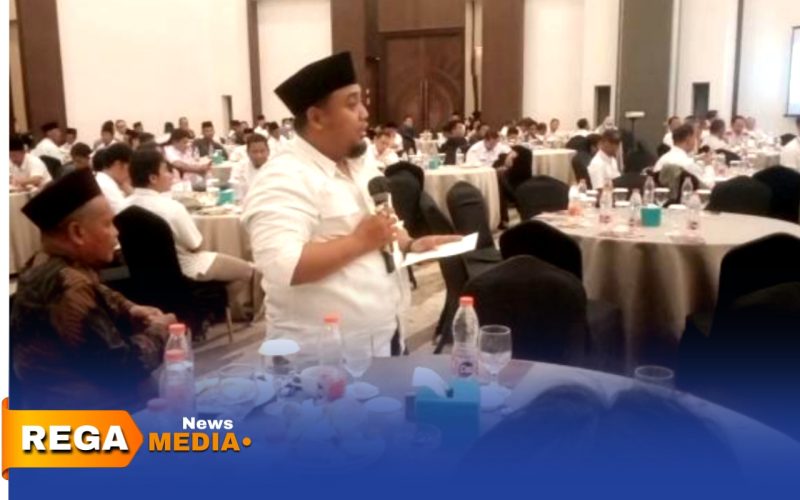Caption: Kades Waru Barat Abdussalam Ramli, sampaikan keluhan kepada Bupati Pamekasan terkait PDAM dinilai tak beretika dalam pengerjaan proyeknya, (dok. Kurdi Rega Media). 