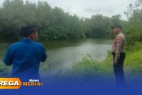 Caption: anggota Polsek Karang Penang bersama warga berada di lokasi ditemukannya jenazah nenek di waduk Desa Tlambah, (sumber foto: Humas Polres Sampang). 