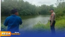 Caption: anggota Polsek Karang Penang bersama warga berada di lokasi ditemukannya jenazah nenek di waduk Desa Tlambah, (sumber foto: Humas Polres Sampang). 