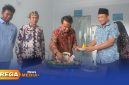 Caption: Bupati Bangkalan Lukman Hakim potong tumpeng sebagai tanda diresmikan dan launching SPPG Campor,  (dok. Syafin Rega Media). 