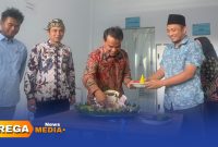 Caption: Bupati Bangkalan Lukman Hakim potong tumpeng sebagai tanda diresmikan dan launching SPPG Campor,  (dok. Syafin Rega Media). 