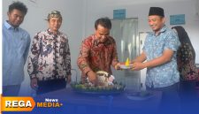 Caption: Bupati Bangkalan Lukman Hakim potong tumpeng sebagai tanda diresmikan dan launching SPPG Campor,  (dok. Syafin Rega Media). 