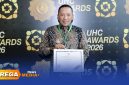 Caption: Bupati Sampang H. Slamet Junaidi menerima penghargaan Universal Health Coverage (UHC) Award 2026, (sumber foto: Diskominfo Sampang). 