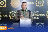 Caption: Bupati Sampang H. Slamet Junaidi menerima penghargaan Universal Health Coverage (UHC) Award 2026, (sumber foto: Diskominfo Sampang). 