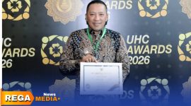 Caption: Bupati Sampang H. Slamet Junaidi menerima penghargaan Universal Health Coverage (UHC) Award 2026, (sumber foto: Diskominfo Sampang). 
