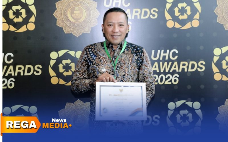Caption: Bupati Sampang H. Slamet Junaidi menerima penghargaan Universal Health Coverage (UHC) Award 2026, (sumber foto: Diskominfo Sampang). 