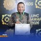 Caption: Bupati Sampang H. Slamet Junaidi menerima penghargaan Universal Health Coverage (UHC) Award 2026, (sumber foto: Diskominfo Sampang). 