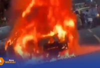 Caption: api tampak membesar dan membakar mobil sedan BMW di tepi jalan raya Desa Ketapang Daya, (dok. Harry Rega Media). 