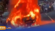 Caption: api tampak membesar dan membakar mobil sedan BMW di tepi jalan raya Desa Ketapang Daya, (dok. Harry Rega Media). 