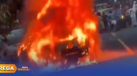 Caption: api tampak membesar dan membakar mobil sedan BMW di tepi jalan raya Desa Ketapang Daya, (dok. Harry Rega Media). 