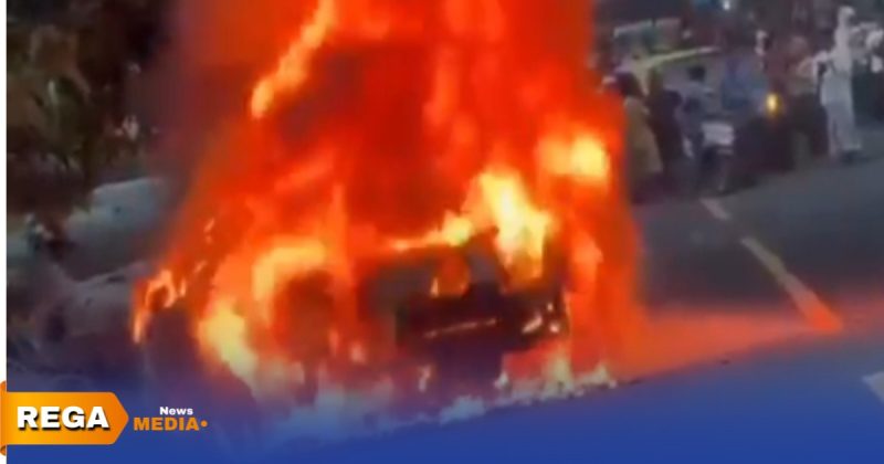 Caption: api tampak membesar dan membakar mobil sedan BMW di tepi jalan raya Desa Ketapang Daya, (dok. Harry Rega Media). 