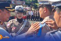 Caption: Wakapolres Sampang Kompol Hery Kusnanto, sematkan pita kepada personel Polantas tanda dimulainya Operasi Keselamatan Semeru 2026, (sumber foto. Humas Polres Sampang).