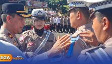 Caption: Wakapolres Sampang Kompol Hery Kusnanto, sematkan pita kepada personel Polantas tanda dimulainya Operasi Keselamatan Semeru 2026, (sumber foto. Humas Polres Sampang). 