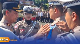 Caption: Wakapolres Sampang Kompol Hery Kusnanto, sematkan pita kepada personel Polantas tanda dimulainya Operasi Keselamatan Semeru 2026, (sumber foto. Humas Polres Sampang). 