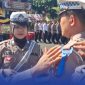 Caption: Wakapolres Sampang Kompol Hery Kusnanto, sematkan pita kepada personel Polantas tanda dimulainya Operasi Keselamatan Semeru 2026, (sumber foto. Humas Polres Sampang). 
