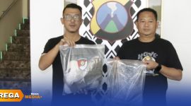 Caption: anggota Satreskrim Polres Sumenep tunjukkan barang bukti kasus pembunuhan pria bersarung berinisial M, (sumber foto. Polres Sumenep). 