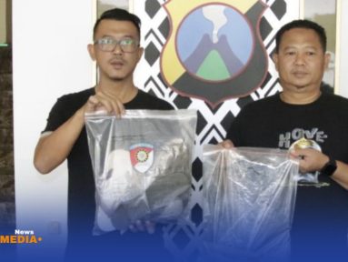 Polisi tunjukkan barang bukti kasus pembunuhan.