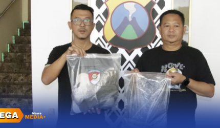 Polisi tunjukkan barang bukti kasus pembunuhan.