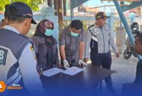 Caption: Operasi Keselamatan Semeru 2026, petugas mengecek urine sopir bus di Terminal Trunojoyo Sampang, (sumber foto. Humas Polres Sampang). 