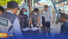 Caption: Operasi Keselamatan Semeru 2026, tampak petugas melakukan tes urine sopir bus di Terminal Trunojoyo Sampang, (sumber foto. Humas Polres Sampang). 