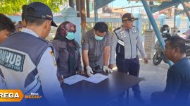 Caption: Operasi Keselamatan Semeru 2026, petugas mengecek urine sopir bus di Terminal Trunojoyo Sampang, (sumber foto. Humas Polres Sampang). 