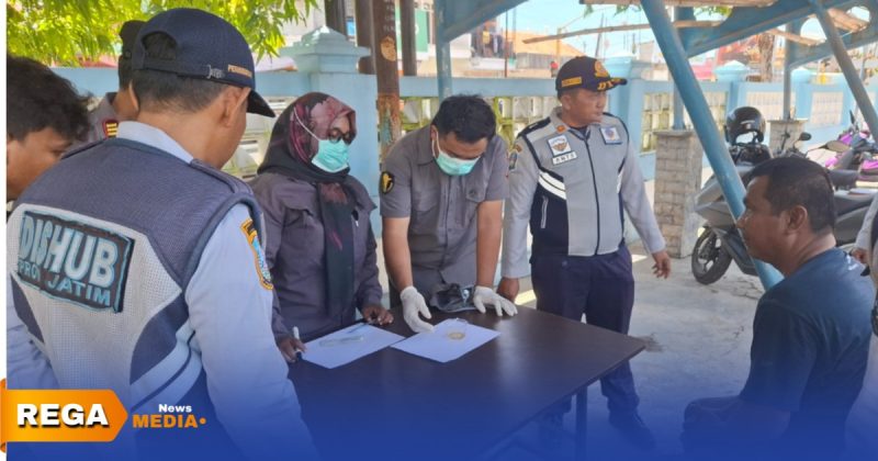 Caption: Operasi Keselamatan Semeru 2026, petugas mengecek urine sopir bus di Terminal Trunojoyo Sampang, (sumber foto. Humas Polres Sampang). 