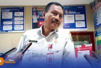 Caption: Kepala Dinas Pendidikan Kabupaten Sampang, Nor Alam, saat diwawancara awak media di ruang lobby kantornya, (dok. Harry Rega Media). 