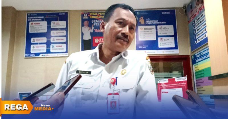 Caption: Kepala Dinas Pendidikan Kabupaten Sampang, Nor Alam, saat diwawancara awak media di ruang lobby kantornya, (dok. Harry Rega Media). 