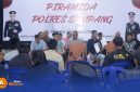 Caption: Kapolres Sampang AKBP Hartono (kemeja hitam) sampaikan saran dan arahan kepada para jurnalis dalam acara Piramida, (sumber foto. Humas Polres Sampang). 