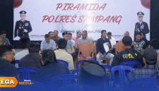 Caption: Kapolres Sampang AKBP Hartono (kemeja hitam) sampaikan saran dan arahan kepada para jurnalis dalam acara Piramida, (sumber foto. Humas Polres Sampang). 