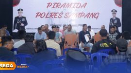 Caption: Kapolres Sampang AKBP Hartono (kemeja hitam) sampaikan saran dan arahan kepada para jurnalis dalam acara Piramida, (sumber foto. Humas Polres Sampang). 