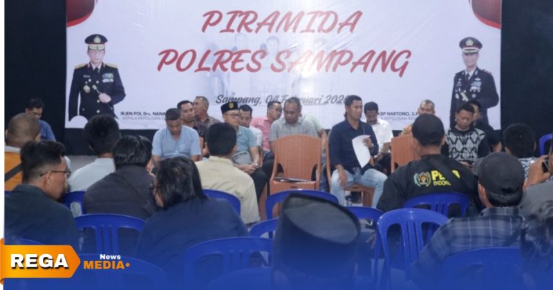 Caption: Kapolres Sampang AKBP Hartono (kemeja hitam) sampaikan saran dan arahan kepada para jurnalis dalam acara Piramida, (sumber foto. Humas Polres Sampang). 