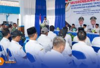 Caption: Wabup Sampang KH.Ahmad Mahfudz, sampaikan sambutannya dalam Musrenbang RKPD Kabupaten Sampang tahun 2027 di Kecamatan Karang Penang, (dok. foto istimewa). 