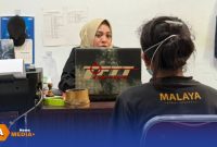 Caption: Penyidik Unit Pidum Satreskrim Polres Sampang, saat meminta keterangan terhadap pelaku curanmor inisial SM, (sumber foto. Humas Polres Sampang). 