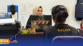 Caption: Penyidik Unit Pidum Satreskrim Polres Sampang, saat meminta keterangan terhadap pelaku curanmor inisial SM, (sumber foto. Humas Polres Sampang). 