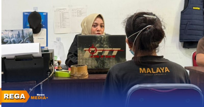 Caption: Penyidik Unit Pidum Satreskrim Polres Sampang, saat meminta keterangan terhadap pelaku curanmor inisial SM, (sumber foto. Humas Polres Sampang). 