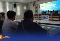 Caption: saat berlangsungnya diskusi, Bupati Sampang H. Slamet Junaidi memberikan arahan kepada manajemen dan dokter RSUD dr. Mohammad Zyn, (dok. Harry Rega Media). 