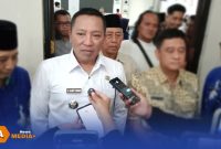 Caption: Bupati Sampang H. Slamet Junaidi, saat diwawancara awak media usai hadiri agenda diskusi pelayanan RSUD dr. Mohammad Zyn, (dok. Harry Rega Media). 
